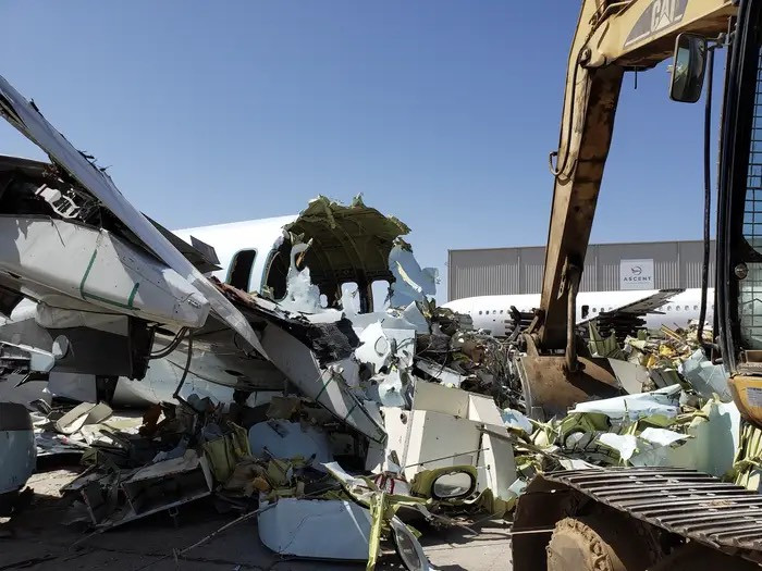 Một chiếc máy bay không còn giá trị sử dụng đang bị tháo rời để lấy linh kiện. Các bộ phận không mong muốn, bị loại bỏ chiếm khoảng 10% máy bay, 90% còn lại có thể tái chế được, bao gồm động cơ, xe đẩy, hệ thống điện tử hàng không và thiết bị hạ cánh.