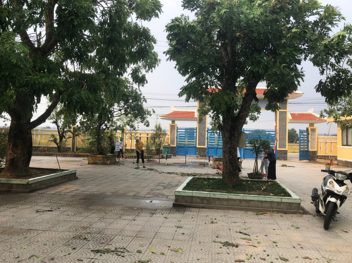 Được biết tại thị xã Hương Thủy, dông lốc tối 2/5 cũng làm gãy đổ nhiều cây xanh. Ngay trong đêm, lực lượng chức năng phối hợp tổ chức dọn dẹp, đảm bảo an toàn giao thông cho người dân.