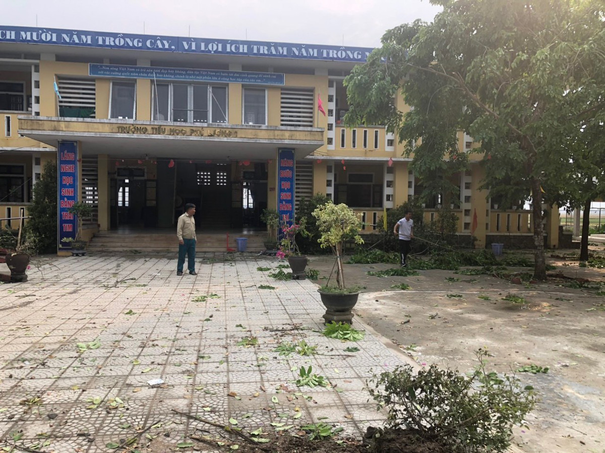 Hiện lực lượng chức năng trên địa bàn các nơi bị ảnh hưởng đang tập trung khắc phục hậu quả trận dông lốc tối 2/5 sớm ổn định tình hình.