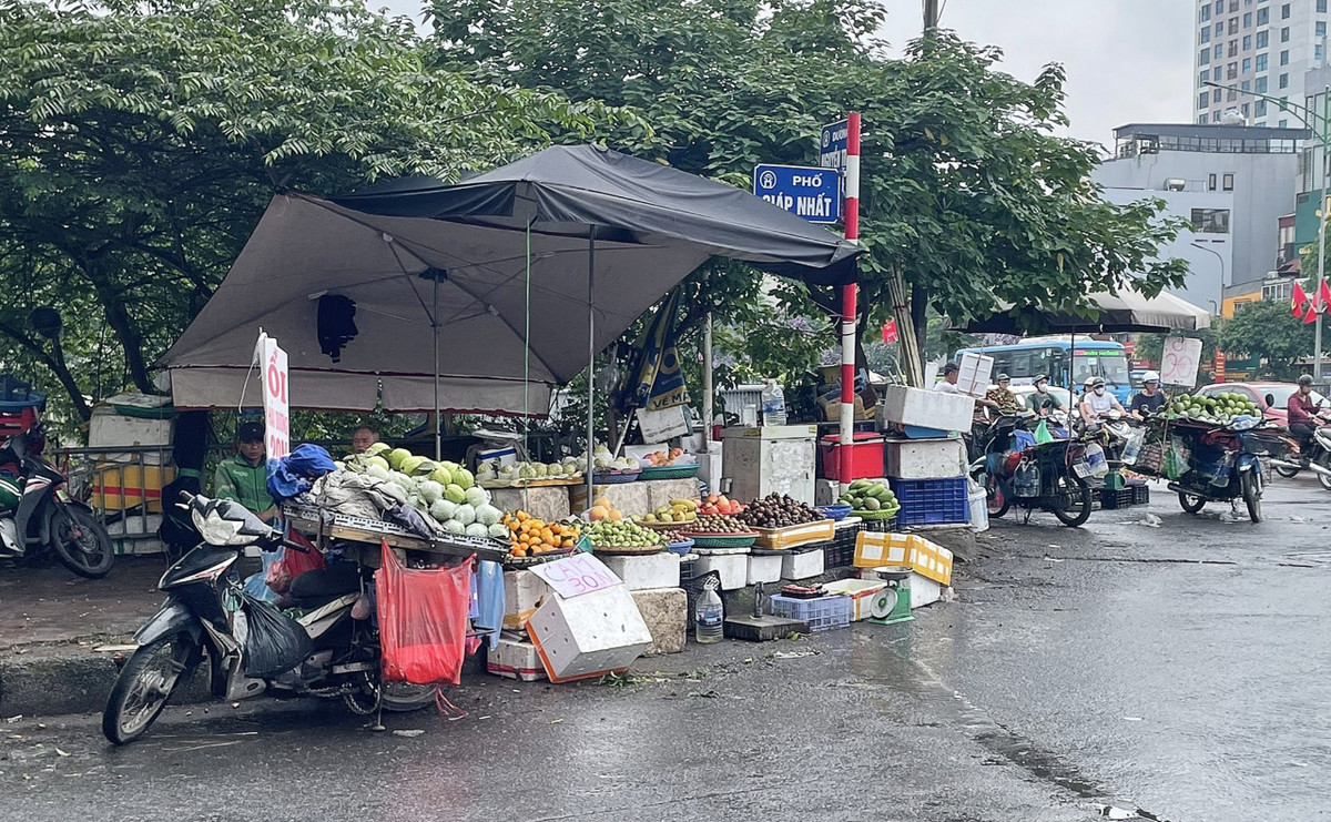 Khi nhận được câu hỏi từ PV, các tiểu thương cho biết: “Chúng tôi bán rong thì bị đuổi suốt nhưng mà không bán thì lấy gì ăn, biết là lấn chiếm thế nhưng mà không ở đây thì ở chỗ khác, kiếm tiền thôi!”