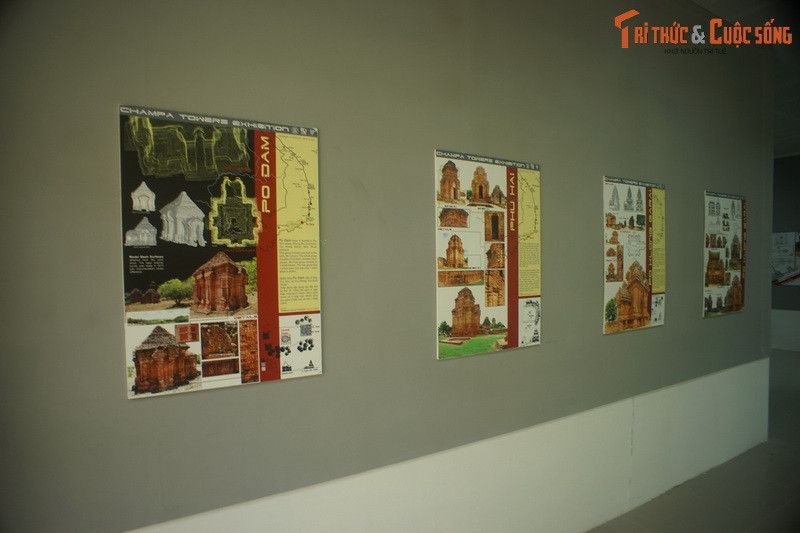 Ngoài các hiện vật độc đáo, Bảo tàng Nghệ thuật Điêu khắc Chăm Đà Nẵng cũng giới thiệu nhiều tư liệu quý về vương quốc Champa cổ và công cuộc khai quật các di tích của vương quốc qua các giai đoạn lịch sử khác nhau.