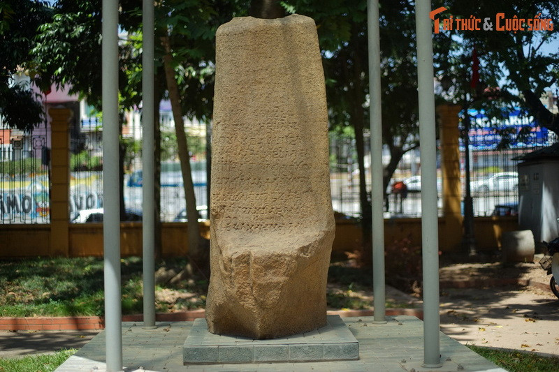 Hiện vật đáng chú ý nhất trong "kho" cổ vật Chăm ở Bảo tàng Lịch sử Quốc gia Việt Nam là bia Võ Cạnh. Tấm bia này có niên đại từ thế kỷ 2- 3, là tấm bia cổ nhất còn lại của vương quốc Champa. Hiện vật đã được công nhận là Bảo vật quốc gia của Việt Nam.