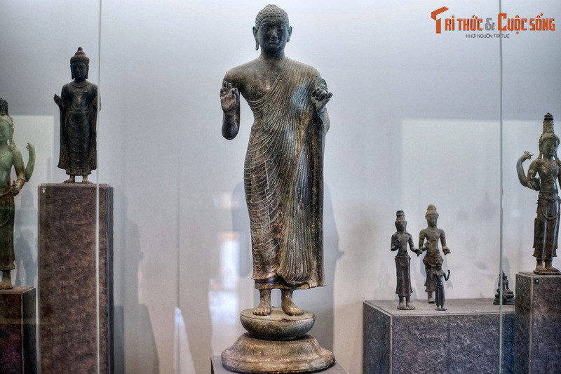 Đặc biệt, Bảo vật quốc gia Tượng Phật Đồng Dương được coi là tượng Phật bằng đồng cổ nhất Đông Nam Á. Tượng có niên đại vào khoảng thế kỷ 8–9, được đúc đồng thau, nặng 120 kg, cao 120 cm, tạo hình Đức Phật trong tư thế đứng như đang thuyết pháp.