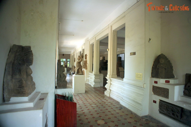 2. Nằm ở đường 2 Tháng 9, bên cầu Rồng nổi tiếng Đà Nẵng, Bảo tàng Nghệ thuật Điêu khắc Chăm Đà Nẵng là cơ sở trưng bày hiện vật Chăm quy mô nhất ở Việt Nam hiện nay.