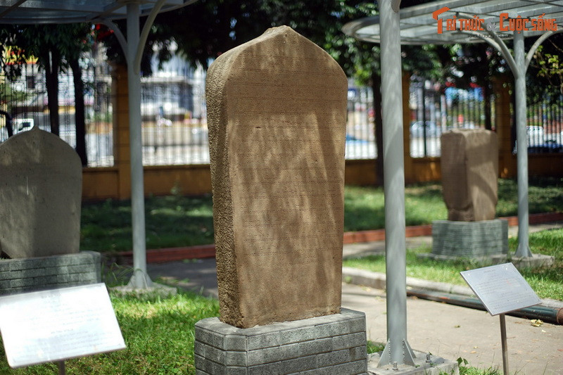 Khu vực thứ hai là khu vực ngoài trời. Đây là nơi trưng bày khoảng 10 tấm bia đá Chăm cổ - nguồn tư liệu quan trọng về lịch sử và chữ viết của vương quốc Champa.