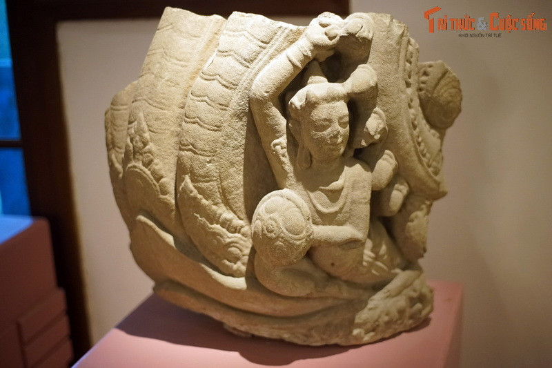 Các cổ vật Chăm của Bảo tàng được trưng bày tại hai khu vực chính. Đầu tiên là khu vực trong tòa nhà bảo tàng, gồm các tác phẩm điêu khắc được thu thập từ nhiều di tích Chăm khác nhau.