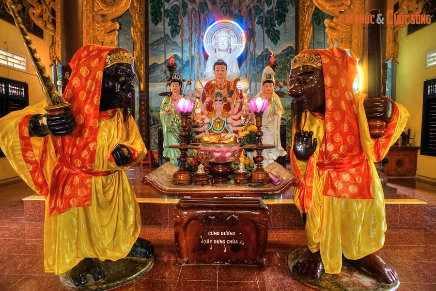 1. Tọa lạc tại xã Nhơn Hậu, thị xã An Nhơn, tỉnh Bình Định, chùa Nhạn Sơn là nơi đang lưu giữ hai bức tượng Hộ pháp mang những giá trị lịch sử - văn hóa đặc biệt.