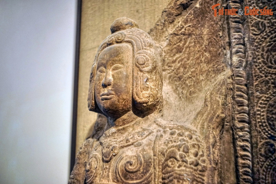 Tượng được tạc bằng sa thạch nguyên khối, với dáng võ quan khỏe mạnh, đầu đội mũ có chỏm tròn trên đỉnh, bó sát đầu, ôm lấy hai bên mang tai cho đến tận cằm. Thân tượng vận giáp trụ, bó sát người xuống tận dưới đầu gối, ngực áo có hai xoáy lớn.