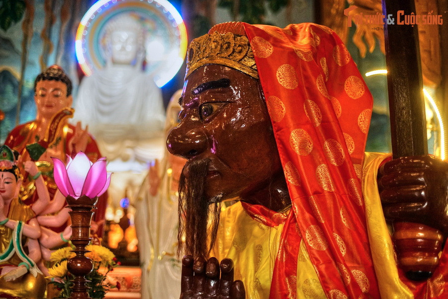 Nơi hai pho tượng được phát hiện từng là một đền thờ của người Chăm khi thành Đồ Bàn còn hưng thịnh. Theo tín ngưỡng Ấn Độ giáo, Hộ pháp thường được đặt ở trước cổng của đường vào các công trình kiến trúc tôn giáo. Đây chính là vai trò của Ông Đỏ và Ông Đen khi được tạo tác.