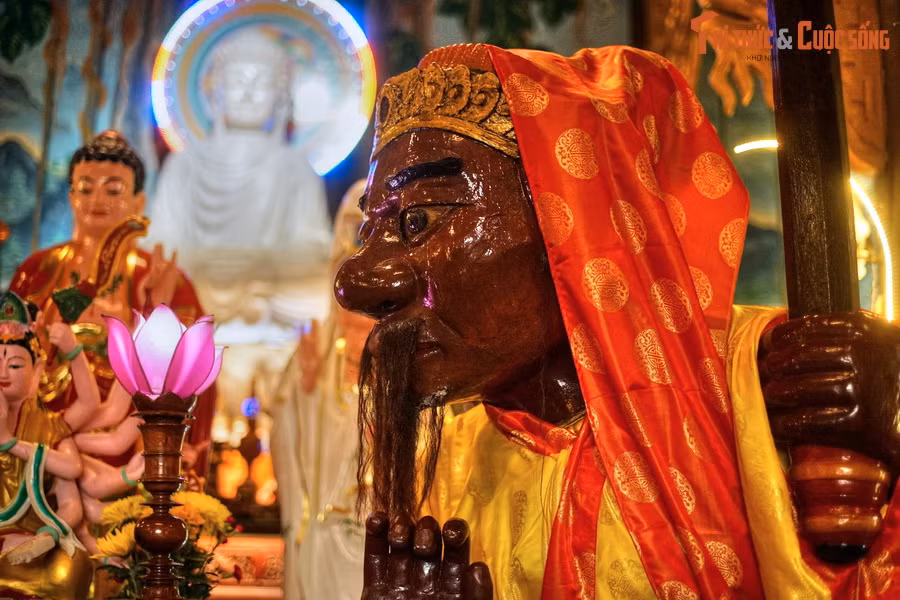 Nơi hai pho tượng được phát hiện từng là một đền thờ của người Chăm khi thành Đồ Bàn còn hưng thịnh. Theo tín ngưỡng Ấn Độ giáo, Hộ pháp thường được đặt ở trước cổng của đường vào các công trình kiến trúc tôn giáo. Đây chính là vai trò của Ông Đỏ và Ông Đen khi được tạo tác.