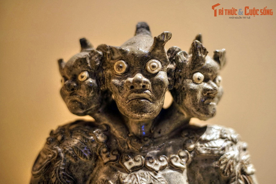 Mỗi chiếc đầu đều mang dáng vẻ cổ quái, không giống đầu người, với mắt tròn lồi, trên gờ mắt có hai sừng và đỉnh đầu có một sừng, gò má cao và nhô ra phía trước, mũi nở to...