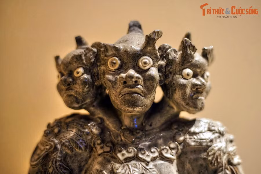 Mỗi chiếc đầu đều mang dáng vẻ cổ quái, không giống đầu người, với mắt tròn lồi, trên gờ mắt có hai sừng và đỉnh đầu có một sừng, gò má cao và nhô ra phía trước, mũi nở to...