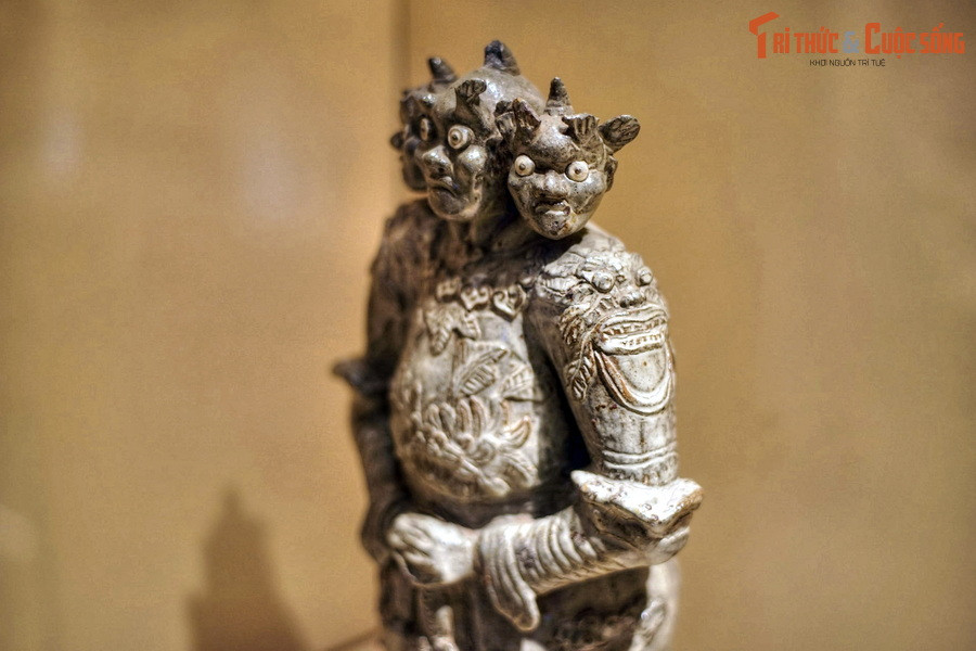 Tượng cao khoảng 50 cm, có niên đại vào cuối thế kỷ 19, đầu thế kỷ 20, thể hiện hình ảnh một vị Hộ pháp trong thế đứng uy nghiêm, tay cầm chùy chống xuống đất... Điều kỳ lạ của bức tượng là tạo hình ở phần đầu, với ba chiếc đầu mọc ra từ ba chiếc cổ khác nhau.