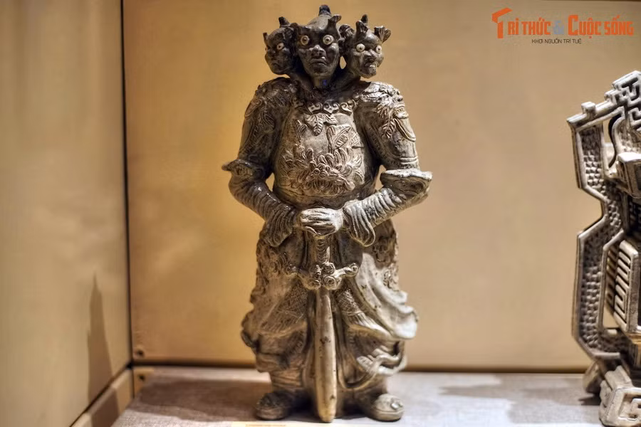 2. Bức tượng Hộ pháp bằng gốm men ngà thời nhà Nguyễn là một hiện vật lịch sử độc đáo được lưu giữ tại Bảo tàng Lịch sử Quốc gia Việt Nam.