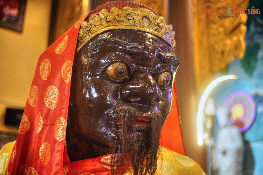 Có niên đại từ thế kỷ 12–13, mỗi bức tượng làm bằng đá cao khoảng 2,4 mét, thân hình lực lưỡng, tay cầm binh khí. Khuôn mặt được tạo hình với cặp lông mày rậm, mắt to, mũi to, đôi tai to và dài, mang đầy vẻ uy nghiêm.