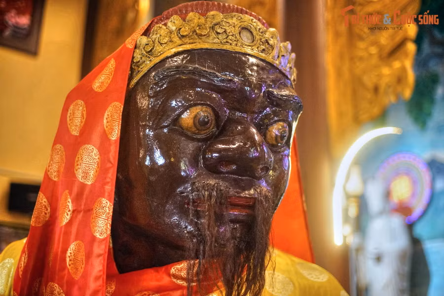 Có niên đại từ thế kỷ 12–13, mỗi bức tượng làm bằng đá cao khoảng 2,4 mét, thân hình lực lưỡng, tay cầm binh khí. Khuôn mặt được tạo hình với cặp lông mày rậm, mắt to, mũi to, đôi tai to và dài, mang đầy vẻ uy nghiêm.