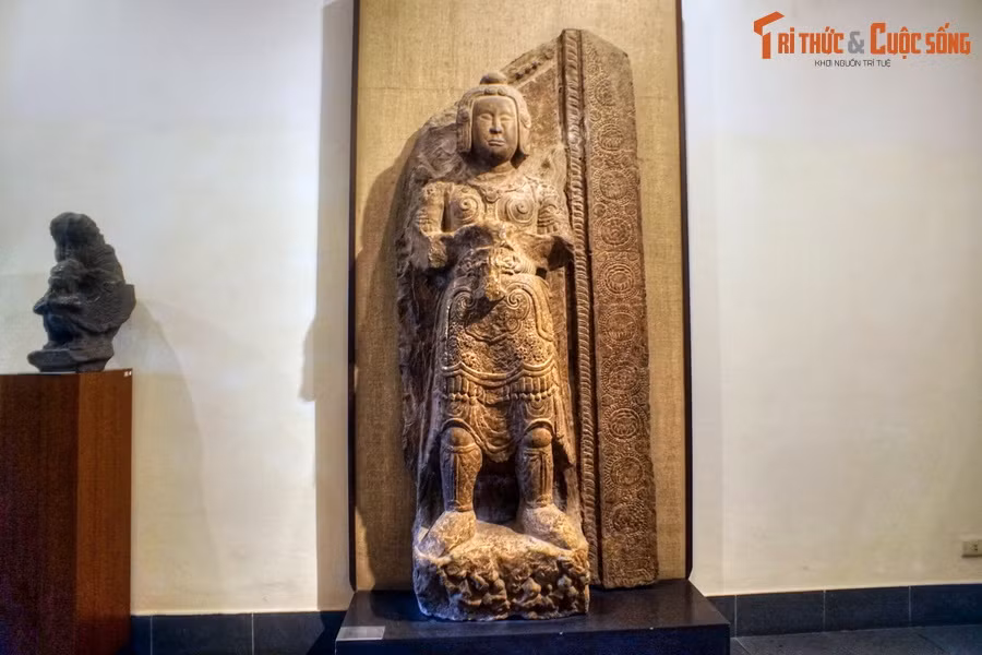 3. Được tạo tác vào khoảng năm 1118-1121 dưới thời vua Lý Nhân Tông, tượng Hộ pháp Kim Cương chùa Đọi (tỉnh Hà Nam) là minh chứng cho sự hoàn mỹ của về nghệ thuật điêu khắc đá thời Lý. Bảo tàng Mỹ thuật Việt Nam có trưng bày một bản sao của bức tượng này.