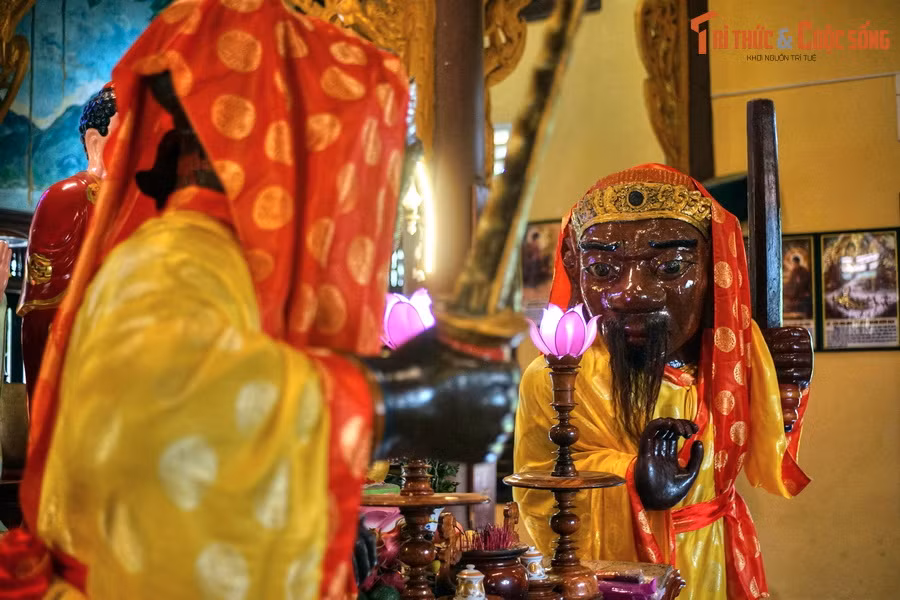 Hai bức tượng cổ này có từ thời người người Chăm còn ở thành Đồ Bàn. Sau khi thành Đồ Bàn suy vong, hai pho tượng đã bị chôn vùi trong lòng đất hàng trăm năm, sau đó được người dân địa phương phát hiện, đào lên và thờ dưới tên gọi Ông Đỏ, Ông Đen.