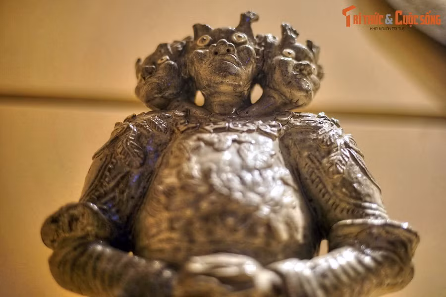 Đây là một tạo hình Hộ pháp rất hiếm gặp ở Việt Nam. Có thể nói không ngoa rằng ngài Hộ pháp này như bước ra từ một tác phẩm văn học viễn tưởng.