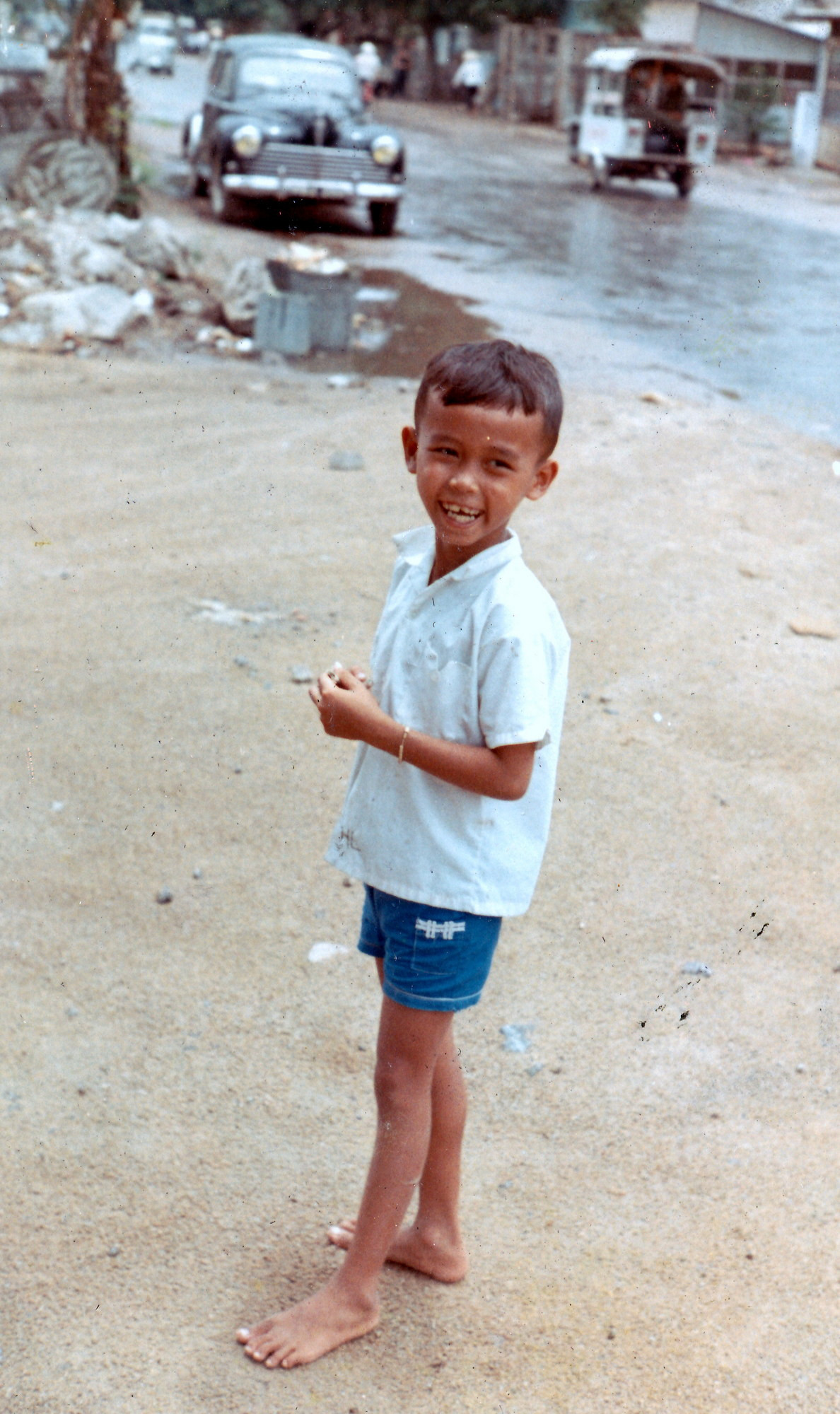 Nụ cười rạng rỡ của một bé trai trên đường phố Vũng Tàu hơn nửa thế kỷ trước. Ảnh: Michael Holt.