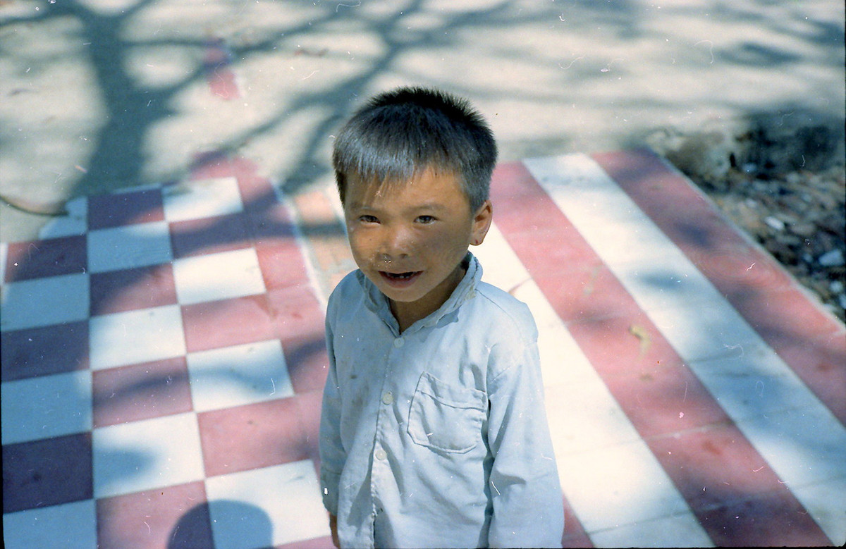 Nét mặt hồn nhiên của một chú bé ở Bãi Trước. Ảnh: Michael Holt.