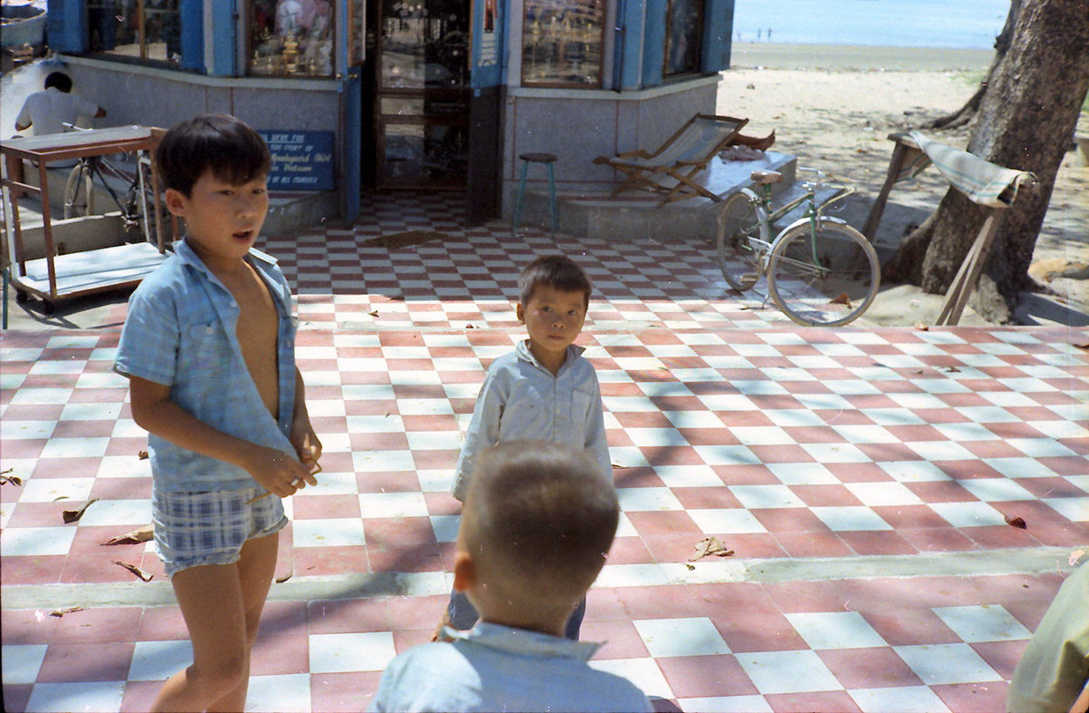 Thời điểm này Bãi Trước chỉ có một vài quầy giải khát, khách du lịch còn rất thưa thớt. Đây là sân chơi lý tưởng cho trẻ em Vũng Tàu. Ảnh: Michael Holt.