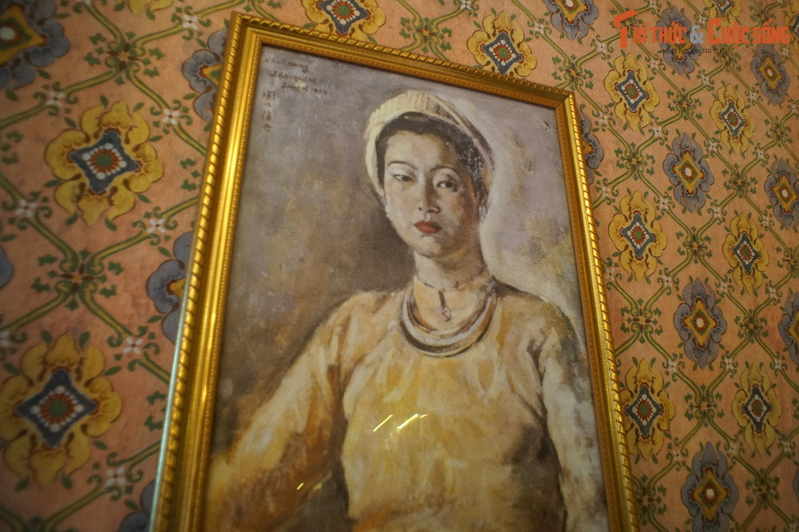 Chân dung Nam Phương hoàng hậu vẫn còn được lưu giữ ở cung An Định từ thời bà cùng vua Bảo Đại sống tại cung điện này.