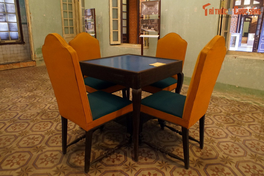 Bộ bàn ghế vua Bảo Đại dùng khi chơi mạt chược nằm ở một căn phòng khác cùng tầng.