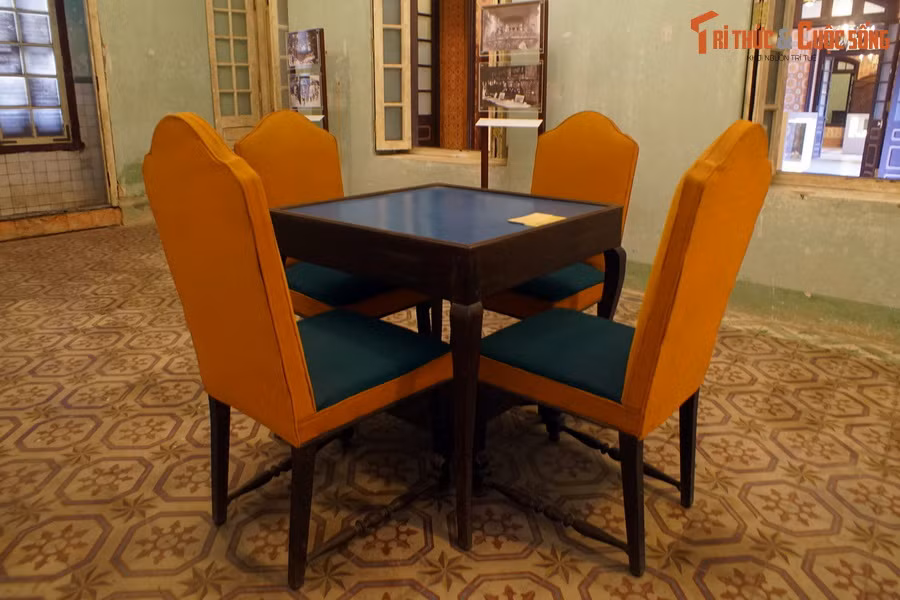 Bộ bàn ghế vua Bảo Đại dùng khi chơi mạt chược nằm ở một căn phòng khác cùng tầng.