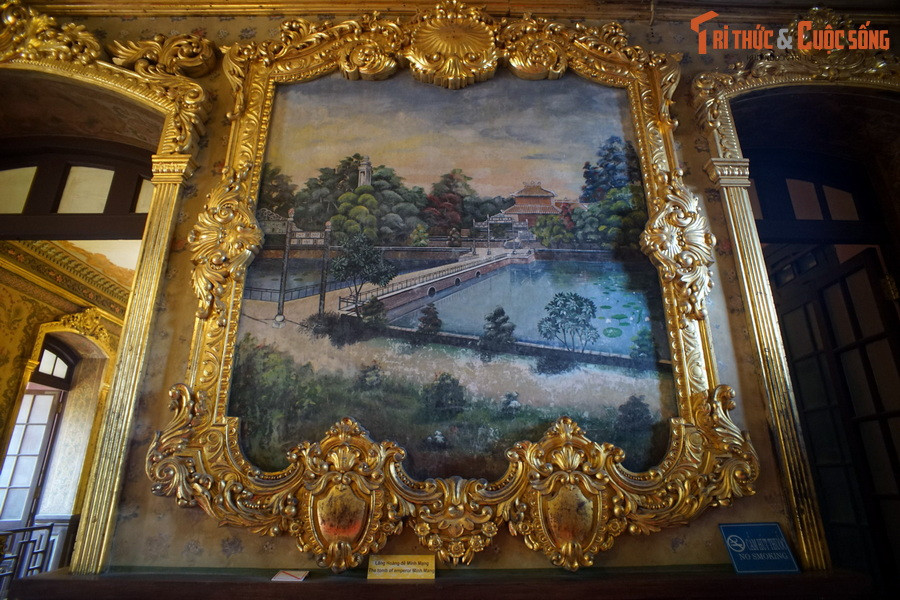 Sảnh chính tầng 1 của lầu Khải Tường - tòa nhà chính của cung An Định - có 6 bức được vẽ bằng sơn dầu trực tiếp lên mặt tường trát xi măng, có tuổi đời một thế kỷ. Đây là những tác phẩm hội họa độc đáo của giai đoạn chuyển tiếp giữa mỹ thuật truyền thống với mỹ thuật mới ở Việt Nam.