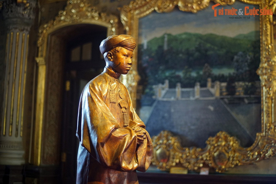 Giữa sảnh chính của lầu Khải Tường còn có bức tượng đồng kích cỡ bằng người thật của Hoàng Thái tử Nguyễn Phúc Vĩnh Thụy, con vua Khải Định, người sau này trở thành vua Bảo Đại.