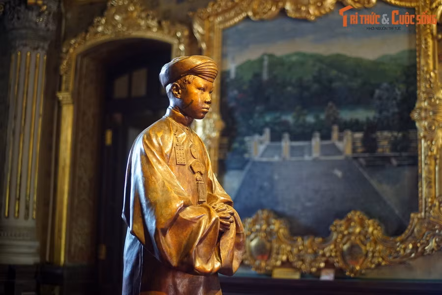 Giữa sảnh chính của lầu Khải Tường còn có bức tượng đồng kích cỡ bằng người thật của Hoàng Thái tử Nguyễn Phúc Vĩnh Thụy, con vua Khải Định, người sau này trở thành vua Bảo Đại.