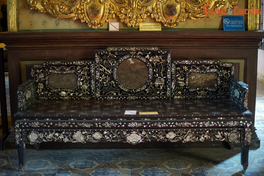 Chiếc trường kỷ bằng gỗ quý khảm xà cừ đặt ở sảnh chính tầng một.