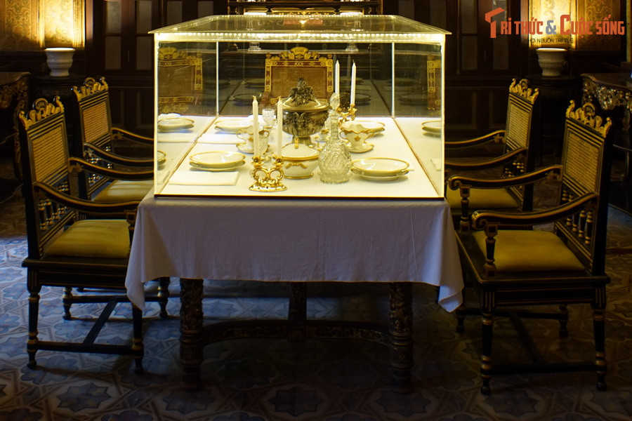 Phòng ăn là nơi trưng bày nhiều hiện vật đặc sắc. Trung tâm căn phòng là bộ bàn ăn sang trọng, trên bàn bày các vật xa xỉ nhập khẩu từ châu Âu.