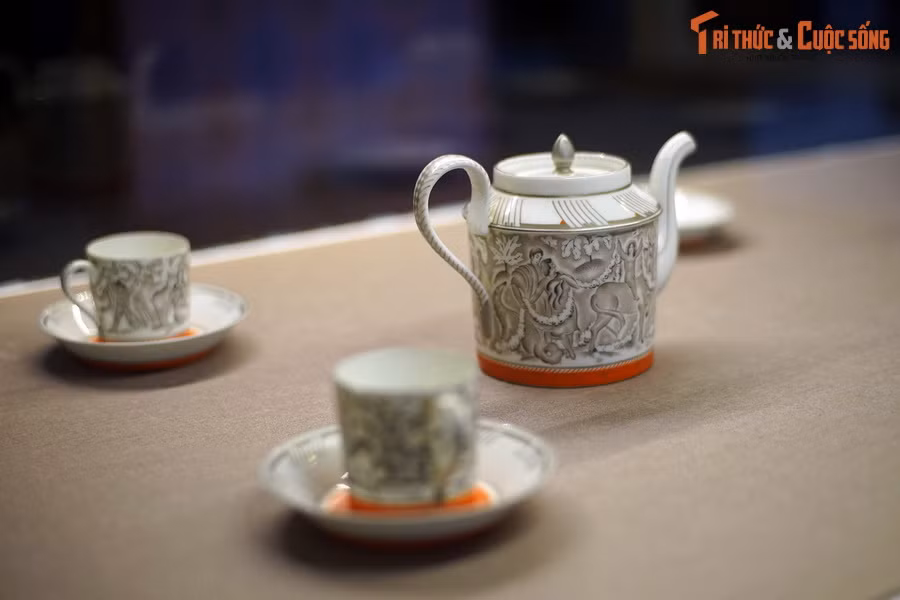 Bộ đồ uống trà, quà tặng của ông Paul Reynard cho hoàng hậu Nam Phương - hôn thê của vua Bảo Đại - trong lễ tấn phong năm 1934.