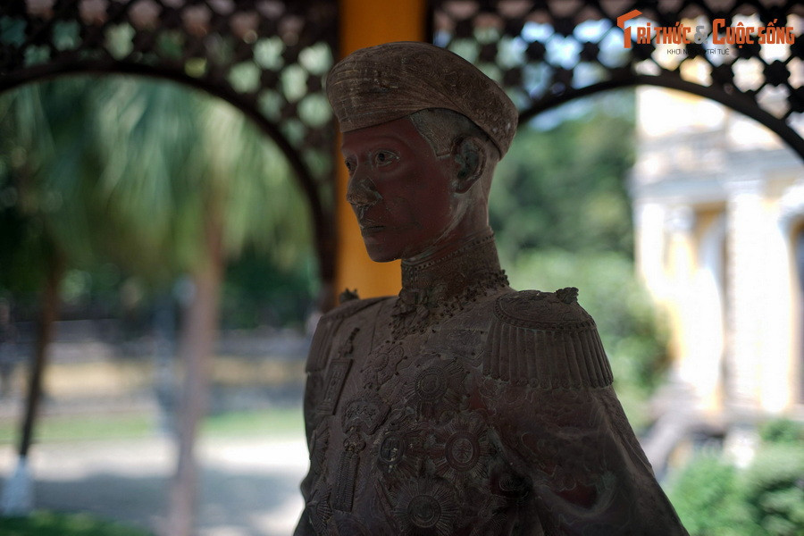 Hiện vật đầu tiên có thể kể đến là bức tượng toàn thân của vua Khải Định, đặt trong đình Trung Lập phía trước tòa nhà chính, có từ khoảng năm 1918. Tượng được đúc bằng đồng, cao 1m60, bằng kích thước người thực, được tạo tác rất sống động.
