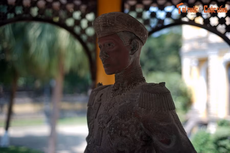 Hiện vật đầu tiên có thể kể đến là bức tượng toàn thân của vua Khải Định, đặt trong đình Trung Lập phía trước tòa nhà chính, có từ khoảng năm 1918. Tượng được đúc bằng đồng, cao 1m60, bằng kích thước người thực, được tạo tác rất sống động.