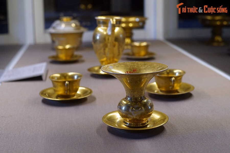 Bộ đồ uống cà phê bằng sứ của Pháp, niên đại thế kỷ 19.