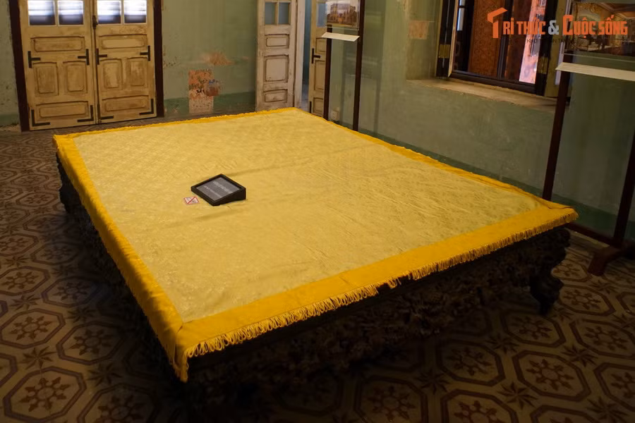 Long sàng vua Bảo Đại từng sử dụng được đặt trong một căn phòng trên tầng hai của lầu Khải Tường.