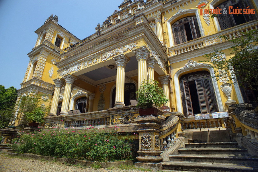 Tọa lạc ở số 97 đường Phan Đình Phùng, TP Huế, cung An Định khánh thành năm 1919, từng là cung điện điện riêng của vua Khải Định, và sau đó là vua Bảo Đại. Sau nhiều thăng trầm của thời cuộc, cung điện này vẫn còn lưu giữ được nhiều hiện vật gắn với cuộc đời hai vị vua triều Nguyễn.