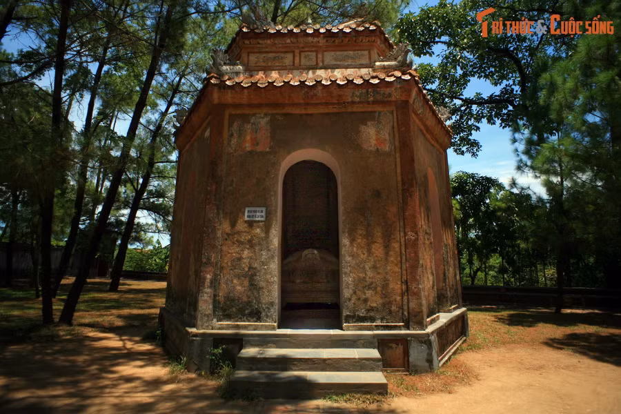 2. Bảo vật quốc gia Bia "Ngự kiến Thiên Mụ tự" được chúa Nguyễn Phúc Chu cho dựng tại chùa Thiên Mụ vào năm 1715, là tấm bia đá lớn nhất trong số các bia đá thời chúa Nguyễn còn được lưu giữ.