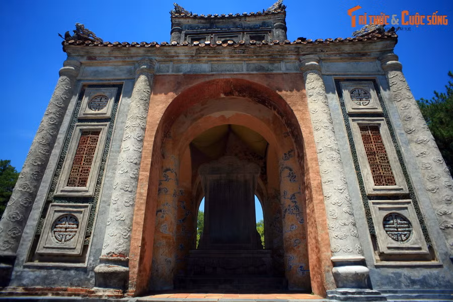 Đây cũng là tấm bia có số lượng văn tự nhiều nhất ở Việt Nam với 4.935 chữ Hán khắc trên cả hai mặt bia. Về kích thước, bia "Khiêm Cung Ký" cũng là tấm bia lớn nhất trong các văn bia cùng loại ở lăng các vua nhà Nguyễn ở Huế.