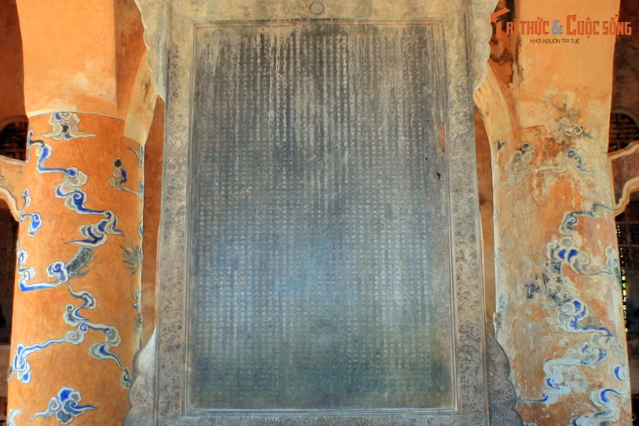 Hai mặt bia đều khắc văn tự, nội dung ghi lại quá trình xây lăng, tả cảnh quan lăng, đồng thời bày tỏ nỗi lòng của vua Tự Đức với đất nước cùng những việc riêng tư. Có thể nói, bia "Khiêm Cung Ký" có nội dung rất đặc biệt, không đi theo khuôn mẫu của văn bia cung đình nhà Nguyễn.