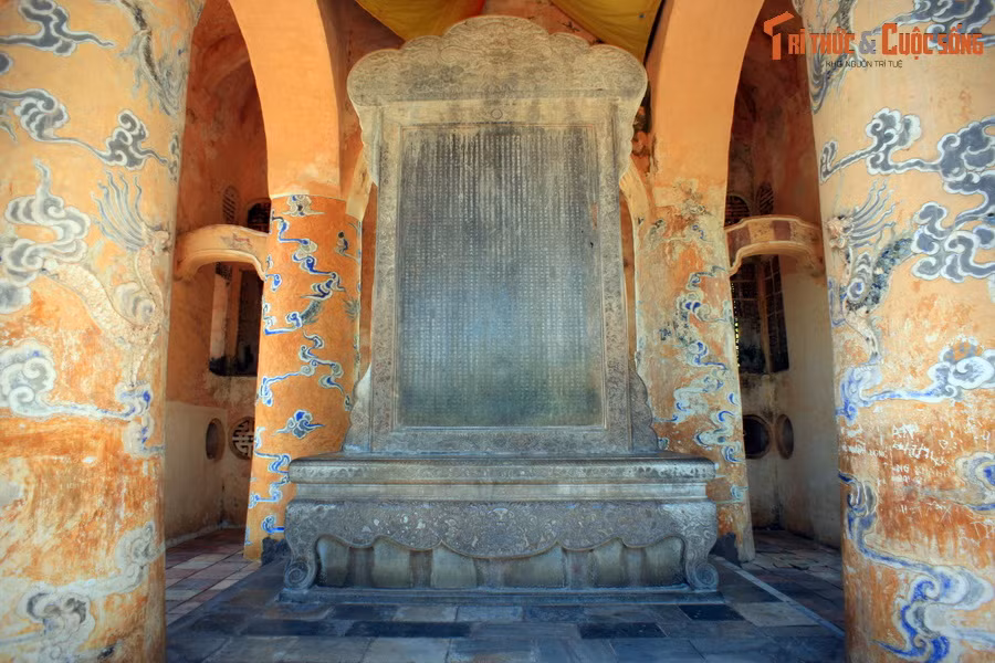 Bia hình chữ nhật, trán bia hình khánh chạm nổi đồ án “long vân”. Bệ bia tạo dáng chân quỳ, chạm trổ công phu các đồ án rồng, mây, mặt hổ phù và hồi văn chữ S gấp khúc. Toàn bộ bia và bệ bia được đặt trên một nền đá thanh hai tầng, bốn phía có hệ thống bậc cấp.