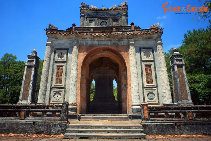 1. Được đặt trong bi đình (nhà bia) của lăng vua Tự Đức, Bảo vật quốc gia Bia "Khiêm Cung Ký" là tấm bia đá cổ khắc bài văn bia do chính hoàng đế Tự Đức (1848-1883) soạn thảo năm 1871.