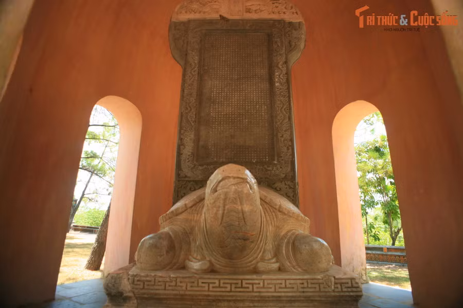 Hiện vật gồm có phần bia, đế bia hình rùa và bệ bia hình vuông. Phần bia có trán bia và thân bia làm từ hai loại đá khác nhau, trong đó trán bia làm bằng cẩm thạch trắng, chạm nổi đồ án “long vân”, “thủy ba”, thân bia làm bằng sa thạch màu xám.