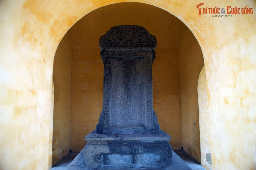 Hai nhà bia này là nơi lưu giữ hai tấm bia đá cổ “Ngự chế Ngự Hà bi ký” (đặt ở đầu phía Bắc của cầu Kho) và “Ngự chế Khánh Ninh kiều bi ký” (đặt ở đầu phía Bắc cầu Khánh Ninh), khắc các bản văn do đích thân vua Minh Mạng biên soạn.