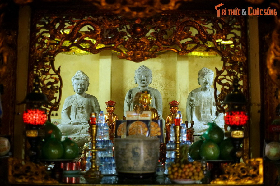 8. Chùa Linh Ứng (huyện Thuận Thành, Bắc Ninh) được dựng vào thời Trần. Chùa là nơi lưu giữ Bảo vật quốc gia Ba pho tượng Tam Thế có từ thế kỷ 17. Các bức tượng này được đánh giá là kế thừa nét tinh túy của nghệ thuật thời Trần, Lê Sơ và Mạc, tôn vinh vẻ đẹp lý tưởng của Phật Pháp.