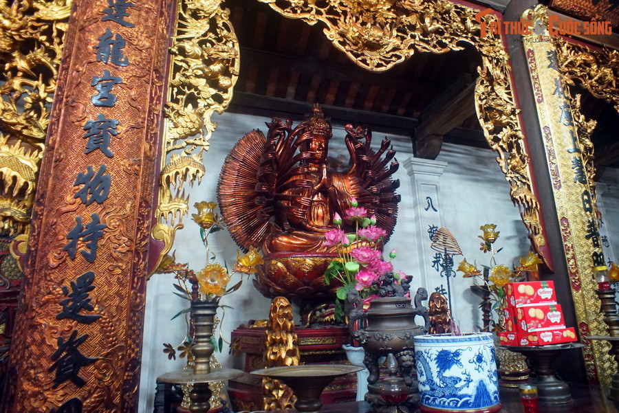 9. Chùa Đào Xuyên (huyện Gia Lâm, Hà Nội) được xây dựng vào thời Lê - Mạc, cuối thế kỷ 16. Bảo vật quốc gia Tượng Quán Thế Âm nghìn mắt nghìn tay ở chùa Đào Xuyên là bức tượng Phật thiên thủ thiên nhãn lâu đời bậc nhất Việt Nam còn được lưu giữ.