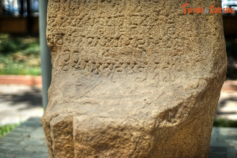 Bia là khối đá có hình trụ đứng cao 2,7 mét, dày 1,1 mét, rộng 0,8 mét. Ba mặt bia khắc chữ Sanskrit, mỗi dòng được khắc liền từ mặt này tới mặt kia. Những nội dung khắc trên bia cho biết nhiều thông tin có giá trị về lịch sử hình thành vương quốc Champa.